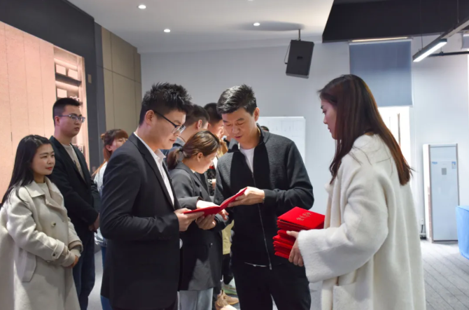 2021歐蒂尼家居第一期新商培訓頒發(fā)畢業(yè)證書及現(xiàn)金獎勵